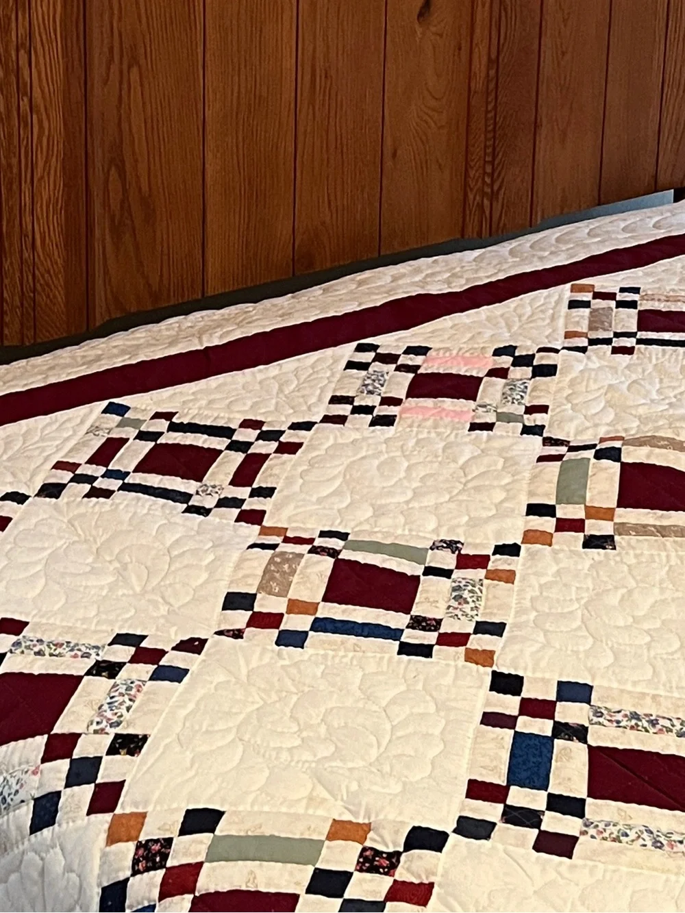 Amish Heirloom Diamond Quilt King/Queen Bedspread in White and Burgundy
